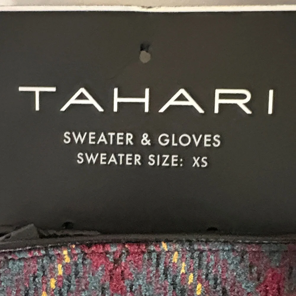 NWT Tahari Women’s Plaid Burgundy and Green Gloves